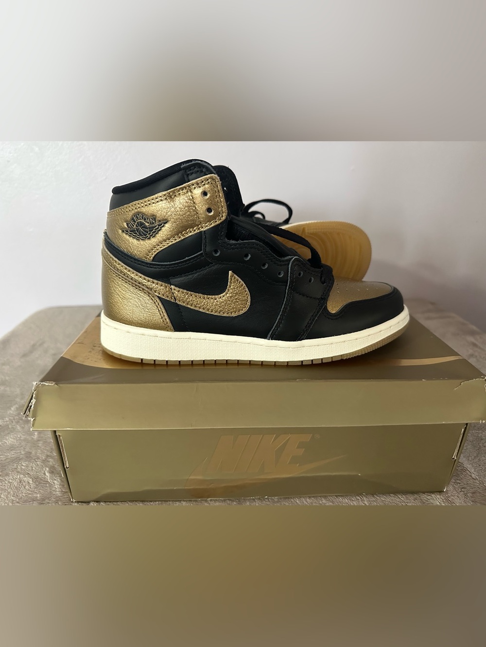 Nike Men's High-Top Sneakers in Black and Gold